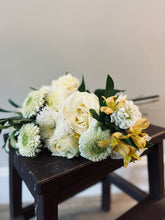 Load image into Gallery viewer, &quot;The Duchess&quot; Bouquet
